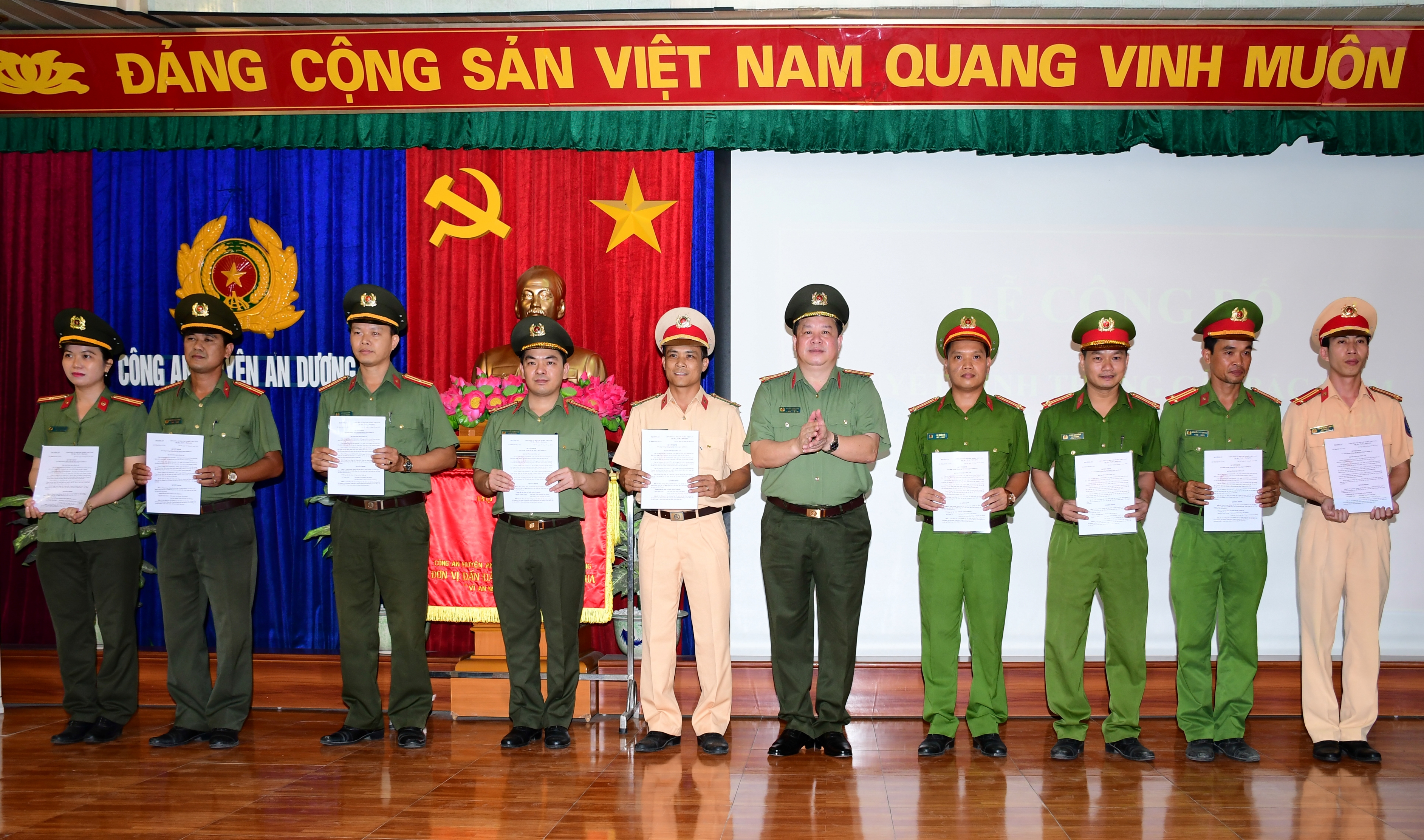 Đại tá Nguyễn Quốc Hùng , PGĐ dự  Lễ thăng cấp bậc hàm, nâng bậc lương tại Công an huyện An Dương